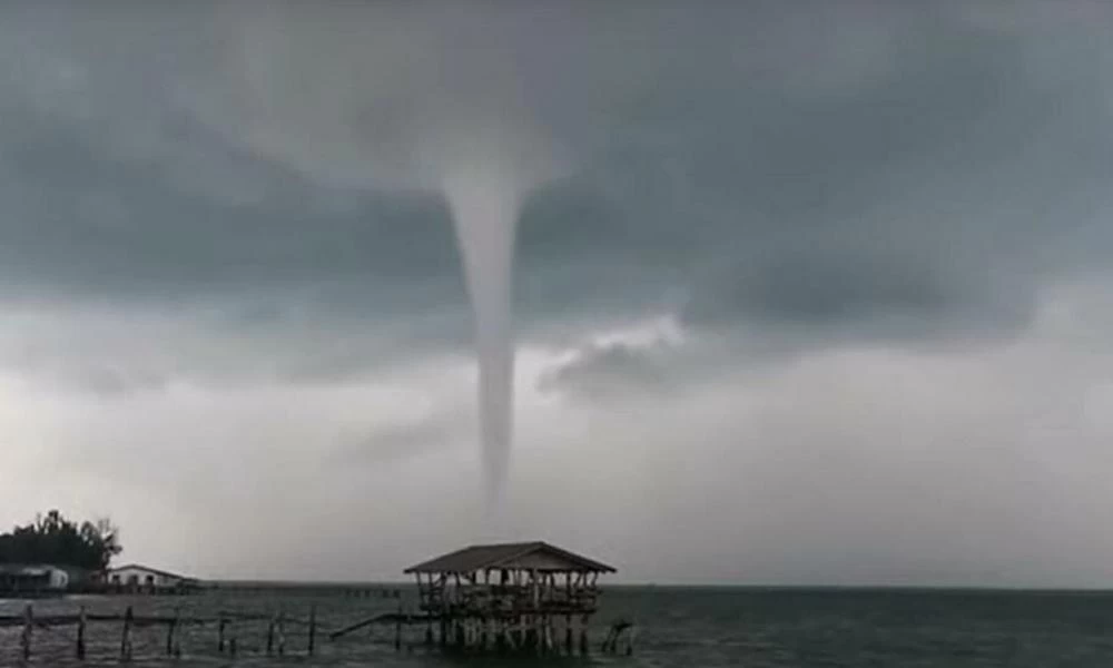 Ταϊλάνδη: Τεράστιος ανεμοστρόβιλος χορεύει πάνω στο νερό